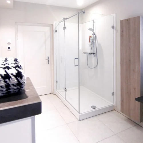 Modern gefliestes Bad mit bodengleicher Dusche